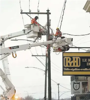  ?? CAPTURE D’ÉCRAN TVA NOUVELLES ?? Les équipes d’Hydro-Québec étaient au travail hier pour rebrancher les clients dans le noir depuis cinq jours. On voit ici des monteurs de ligne à Trois-Rivières.