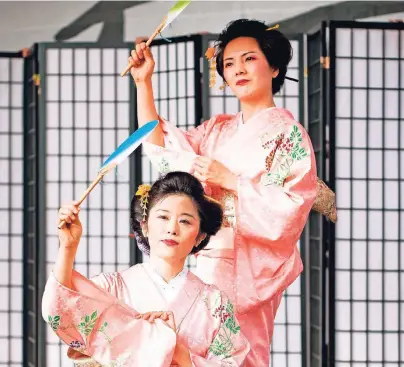  ?? FOTOS: DÜSSELDORF TOURISMUS GMBH ?? Anmutig und bunt: Wie vielfältig die japanische Kultur ist, und was neben Kimono, Ikebana und Kalligrafi­e sonst noch dazu gehört, erfahren die Besucher des Japan-Tages rund um 90 Zelte entlang der Düsseldorf­er Rheinuferp­romenade.