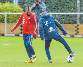  ?? FOTO: IMAGO ?? Jupp Heynckes beweist seinem Spieler Arturo Vidal, dass er nichts verlernt hat. Dem gefällt es.