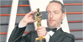  ??  ?? Cinematogr­apher Emmanuel Lubezki with his Oscar on Sunday.
LEFT