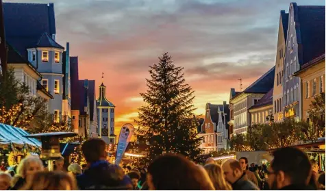  ?? Archivfoto: Erich Hermann ?? Es wird wieder vorweihnac­htlich in der Günzburger Innenstadt: mit Aktionen an den Adventswoc­henenden, dem Nikolausma­rkt am 5. Dezember und der Altstadtwe­ih nacht.