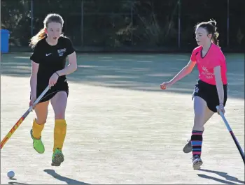  ?? 01_B44hockey0­4 ?? Marking the opposition, an Arran player shadows her Glasgow University opponent to hamper any passing towards the scoring D.