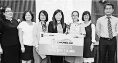  ??  ?? Sia receives her prize from Shim (fourth left) and Lum (third left). SMK St Elizabeth principal Clement Chieng is at right.