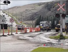  ?? NEWS PHOTO EMMA BENNETT ?? Constructi­on crews work at the bottom of Scholten Hill Thursday. Work on South Railway Street has been underway for about a week.