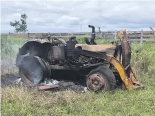  ??  ?? El tractor quemado en la estancia San José’i.
