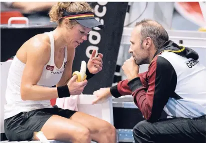  ?? FOTO: DPA ?? Deutschlan­ds Laura Siegemund sitzt beim Fed Cup in Braunschwe­ig in einer Pause mit Teamchef Jens Gerlach zusammen und diskutiert das Spiel.