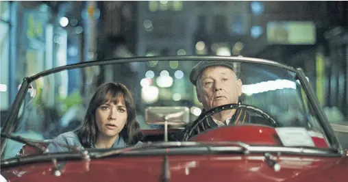  ?? [ Apple TV+ ] ?? Vater Felix (Bill Murray) schafft gegenüber seiner Tochter (gespielt von Rashida Jones) zwar nie den richtigen Ton – aber letztlich Nähe.