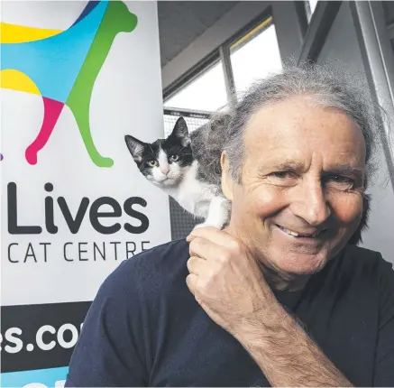  ?? Picture: CHRIS KIDD ?? PURRFECT PLACE: Ten Lives Cat Centre ambassador Dave Noonan with Quincy.