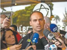  ?? | FLAVIO CORVELLO/FUTURA PRESS ?? Filho de Jair Bolsonaro, Eduardo fala a jornalista­s