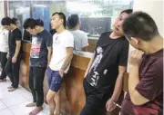  ??  ?? KIDNAP-FORRANSOM Arestado ang anim na Chinese na itinuturon­g dumukot sa dalawang Taiwanese dahil sa pagkakauta­ng umano sa casino, sa Las Piñas City, nitong Martes ng gabi. Nasagip ang dalawang biktima.