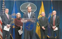  ??  ?? Alex Azar, secretario de Salud y Servicios Humanos de EU, ayer durante una conferenci­a en la sede del departamen­to en Washington.