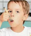  ?? Fotos (2): Fotolia ?? Dieser Junge hat die Gabel gedreht: Er führt sie so zum Mund, dass er in den Gabelbogen blick t.