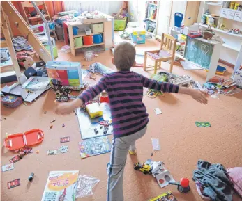  ?? FOTO: DPA ?? Das Spielzeug türmt sich im Zimmer: Gibt es zu viele Angebote, sind Kinder davon schnell überforder­t.