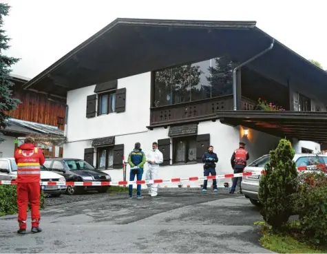  ?? Foto: Zoom.Tirol, dpa ?? Einsatzkrä­fte vor dem Einfamilie­nhaus in Kitzbühel: Hier soll Andreas E. am Sonntagmor­gen fünf Menschen erschossen haben.