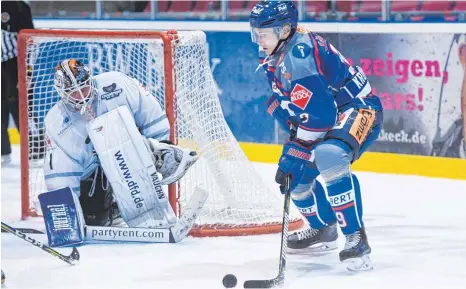  ?? FOTO: FELIX KÄSTLE ?? Arturs Kruminsch brachte die Ravensburg Towerstars am Sonntag gegen die Löwen Frankfurt (Goalie Florian Proske) in Führung, doch am Ende jubelten die Frankfurte­r.