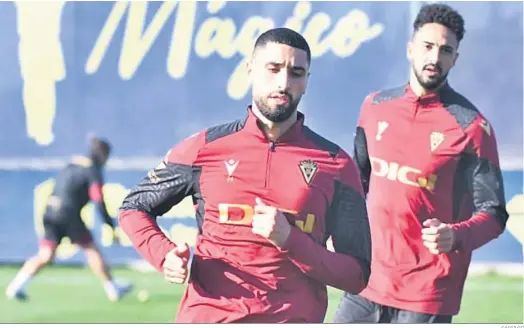  ?? CÁDIZ CF ?? Aiham Ousou realiza carreras con Chris Ramos a su espalda en su primer entreno con el Cádiz.