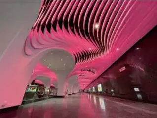  ?? ?? The new Line 14 area in Yuyuan Garden Station is covered in an undulating wave design across the ceiling, with color-changing lights (below).