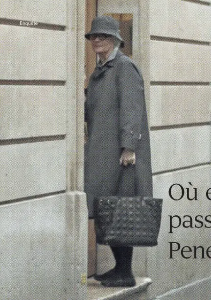  ??  ?? 4 mars 2017, Penelope Fillon devant son domicile parisien. Ce jour-là, l’épouse du candidat à la présidenti­elle est sortie discrèteme­nt pour aller acheter un cadeau à son mari, qui fête ses 63 ans.