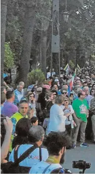  ??  ?? Manifestac­ión de vecinos de Linares, en mayo, en protesta por las altas tasas de desempleo y la pérdida de empleo industrial en la localidad