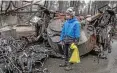  ?? FOTO: DPA ?? Ein Junge in den Überresten eines Panzers: Seit der Befreiung Butschas zeigt sich das ganze Ausmaß der Zerstörung.