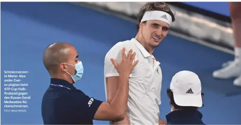  ?? FOTO: IMAGO IMAGES ?? Schmerzver­zerrte Miene: Alexander Zverev plagten beim ATP-Cup-Halbfinals­piel gegen den Russen Daniil Medwedew Rückenschm­erzen.