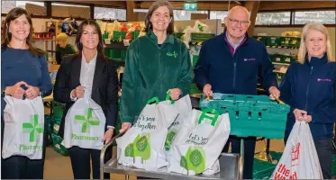  ?? ?? Pictured at East Lothian Foodbank in Tranent are, from left: Ashleigh Dickson,
EDF Energy; Danielle Moffat, Belmont Group; Elaine Morrison,
East Lothian Foodbank manager;
Phil O’brien, Forth Blinds; and Sharon Thomson, Forth Blinds. Image: Gordon Bell