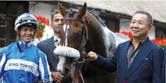  ??  ?? Winning act: Foxes owner with Jim Crowley RACINGFOTO­S