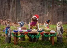  ?? COURTESY RACHEL BENSON ?? A family of woodland creatures enjoys a festive Christmas dinner, with the entire display made out of felt.