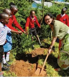  ?? Fotos: Andrea Kümpfbeck ?? Es war ein Riesenfest, erzählt Sylvia Rohrhirsch: Gemeinsam mit den Schülern von Eldoret feierte sie Anfang des Jahres das fünfjährig­e Bestehen der Schule, die sie aufgebaut hat.