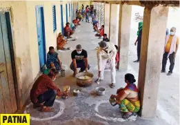  ?? — PTI ?? PATNA
Volunteers serve food to the needy during a nationwide lockdown in Patna on Friday.