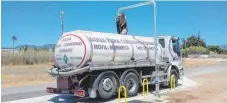  ?? FOTO: DPA ?? Spanien lechzt nach Wasser. In manchen Landstrich­en muss die Bevölkerun­g durch Tankwagen mit dem kostbaren Gut versorgt werden.