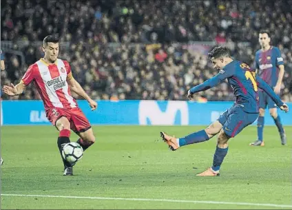  ?? FOTO: PERE PUNTÍ ?? Coutinho le marcó un golazo al Girona desde fuera del área, uno de los tres desde que aterrizó en enero en el Camp Nou