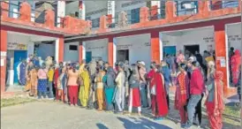  ?? ANI ?? People stand in a queue at a polling booth in Palampur on Saturday.