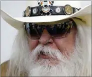  ?? SUE OGROCKI — THE ASSOCIATED PRESS, FILE ?? In this Jan. 29, 2013, photo, reporters are reflected in the sunglasses of Leon Russell as he answers a question at a news conference in Tulsa, Okla.