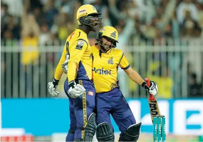  ?? Photo by M. Sajjad ?? Peshawar Zalmi captain Darren Sammy (left) celebrates after scoring the winning runs against Quetta. —