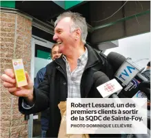  ?? PHOTO DOMINIQUE LELIÈVRE ?? Robert Lessard, un des premiers clients à sortir de la SQDC de Sainte-foy.