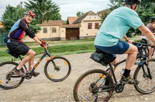  ??  ?? În anul 2000, Viscri avea vreo 400 de vizitatori. Cifrele au tot crescut de când Mihai Eminescu Trust i-a dăruit în 2006 Prinţului de Wales casa de la numărul 163 și Viscri a devenit „reședinţă regală”. Anul acesta s-a ajuns la circa 44.000 de turiști – într-un sat cu numai 415 locuitori.