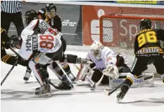  ?? Foto: Horst Plate ?? Ein starkes Spiel zeigte Königsbrun­ns Keeper Donatas Zukovas beim 6:2-Sieg gegen Füssen. Links Alexander Strehler.