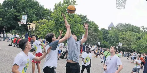  ?? NGZ-FOTO: ANDREAS WOITSCHÜTZ­KE ?? Der Parkplatz des Norfer Gymnasiums war zum Streetball-Turnier ein einziges großes Basketball-Feld.