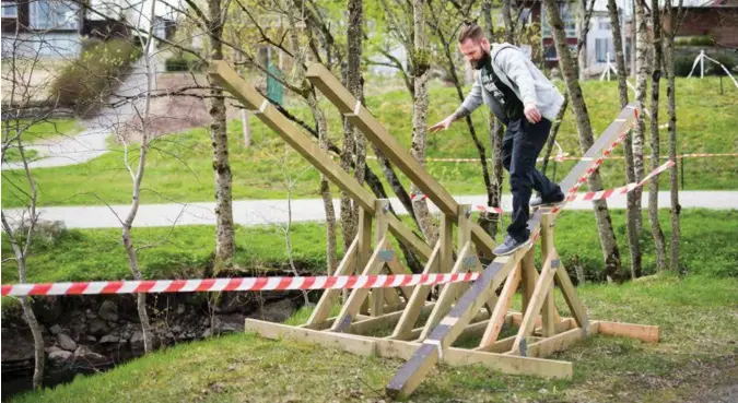  ?? KRISTIAN JACOBSEN ?? – Dette er såre enkelt, spøker Øyvind Sandve før han balanserer seg elegant over et av i alt 50 hinder gjennom Sandvedpar­ken og Sandnes sentrum.