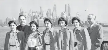  ?? AP ?? ■ The Dionne sisters with father Oliva (right) and Monsignor Schultheis­s in New York in 1950.