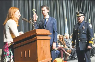  ?? Cassandra Day / Hearst Connecticu­t Media ?? Lt. Gov. Susan Bysiewicz, left, swears in Mayor Ben Florsheim as Police Chief William McKenna looks on Tuesday night at Middletown High School.