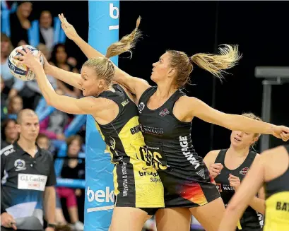  ?? PHOTO: ROBYN EDIE/FAIRFAX NZ ?? Central Pulse goal defence Katrina Grant, left, gets a rebound from Magic’s Lenize Potgieter in their Super Sunday match.