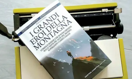  ??  ?? I fronti Sopra, il libro scritto da Rossella Monaco con Pietro Garanzini, per Newton Compton, appoggiato a una storica macchina da scrivere. Sotto, lo stand de «La Matita Rossa» a Tempo di Libri, a Milano