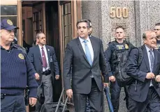  ?? /GETTY ?? Las declaracio­nes de Michael Cohen (c.) dejan entrever una fisura en su lealtad hacia el presidente Trump.