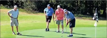  ?? Daniel Bell ?? Jack Brumlow putts while, from right, Jerry Carroll, John Lord and James Weaver look on.