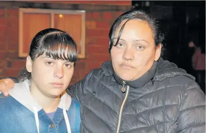  ?? (M. NIEVAS). ?? Dolor. La hermana y la sobrina de Gómez (izq.), ayer, luego de que liberaran al acusado.