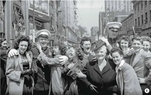  ??  ?? 1 1. Jour de victoire dans la rue Sainte-Catherine, le 7 mai 1945