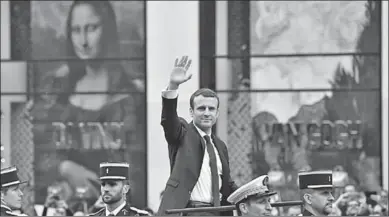  ??  ?? Emmanuel Macron op de champs Elysees na zijn inaugurati­e.