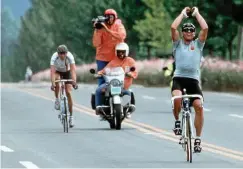  ?? FOTO: IMAGO ?? Der Geraer Olaf Ludwig bejubelt am 27. September 1988 in Seoul seinen Olympiasie­g im Straßenrad­rennen vor Bernd Gröne (BRD).